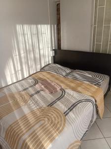 due letti uno accanto all'altro in una camera da letto di Las Palmas Day & Night Guest House a Pretoria