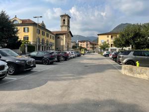 VacalloにあるVacallo Panorama Apartament - RentuGoo Travelの駐車場に駐車した車の束 +6枚の写真