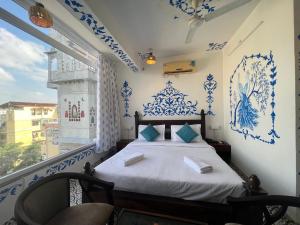 Postel nebo postele na pokoji v ubytování Storica Stays Panorama Haveli Udaipur + 83 fotografií