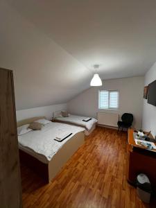 En eller flere senge i et værelse på Casa NIB Calimanesti