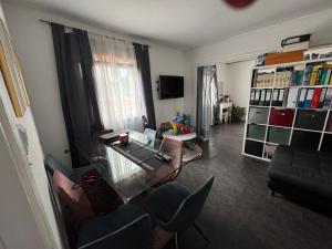 a living room with a glass table and chairs at Ferienwohnung mit Terrasse in Hofheim am Taunus