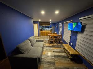 ein Wohnzimmer mit Sofa und Tisch in der Unterkunft Aur House in Puerto Natales