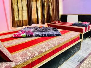 2 camas en una habitación con mantas coloridas en Hotel Family Stay Near Shivmurti Chowk - A Group Hotel Of Ganga, en Haridwar