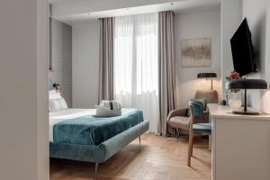 ein Hotelzimmer mit einem Bett und einem Stuhl in der Unterkunft Vetro - Sweet Dreams in Florence in Florenz