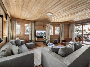 a living room with a couch and a tv at Appartement spacieux, cosy avec cheminée, proche pistes et école de ski, idéal pour familles - FR-1-567-12 in Val dʼIsère