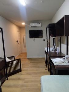 ベレンにあるSmart Malls Flatsのテーブルとダイニングルームのあるリビングルーム