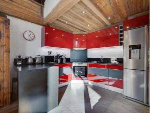 Kuchyň nebo kuchyňský kout v ubytování Appartement de luxe avec jacuzzi, terrasse et cheminée - 10 personnes - FR-1-567-97