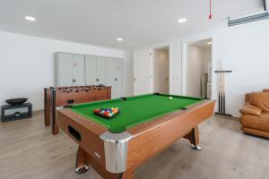 Biliár nebo kulečník v ubytování Areia Villa, with ocean view