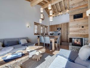ヴァル・ディゼールにあるAppartement neuf avec cheminée, proche pistes, Val d'Isère - FR-1-567-102のソファと暖炉のあるリビングルーム