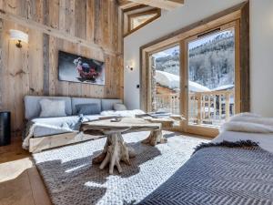 ヴァル・ディゼールにあるAppartement neuf avec cheminée, proche pistes, Val d'Isère - FR-1-567-102のソファとテーブルのあるリビングルーム +6枚の写真