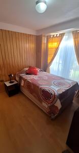 アルガロボにあるBeautiful and spacious family houseの窓のある部屋にある大きなベッド
