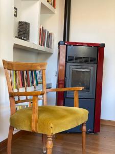 a chair sitting next to a stove with a tv at CityHouse Cagliari in Cagliari