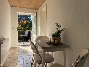 a dining room with a table and chairs and a patio at Wohlfühlquartier für Handwerker und Monteure in Badow