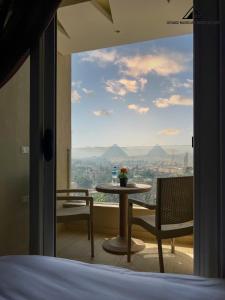 Banī GhālibにあるGrand museum & pyramids view innのベッド1台とテーブルが備わる客室です。