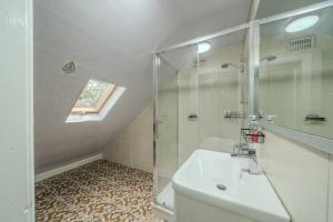un bagno con lavandino e doccia in vetro di Modern 4-Bed Retreat in Prestwich, Perfect for Weekend Getaways a Manchester