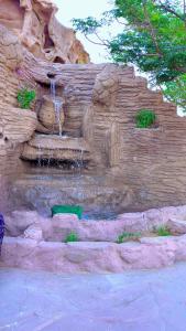 Un muro de piedra con una fuente en un zoológico. en Adel rum camp bubbles, en Wadi Rum 113 fotos más