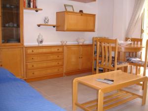 een woonkamer met een tafel en een stoel bij Rinconada Real - Zand Properties in Benidorm
