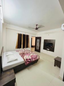 Gallery image of Hotel Chandram - 450mtr I 10min walking from ShreeNath Ji temple Nathdwara 966o9o1oo6 in Nāthdwāra