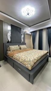 a bedroom with a large bed in a room at Villa umaya 3 Bedroom Privat Pool in Paragajen