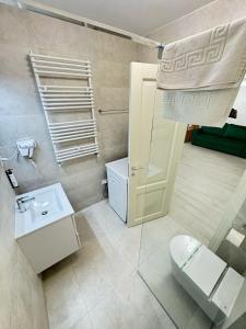 Vannituba majutusasutuses Palas and Cathedral Apartments part of Glam with Parking +62 fotot