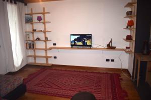 a living room with a desk with a television on it at Casa ALMA 