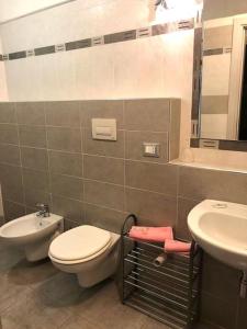 un baño con inodoro y lavabo en Beautiful Apartment !!!, en Luxemburgo