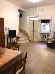 Una sala de estar con escaleras y un televisor en ella. en Beautiful Apartment !!!, en Luxemburgo