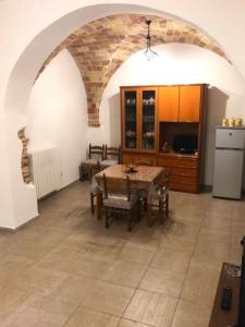 Un comedor con una mesa y un refrigerador. en Beautiful Apartment !!!, en Luxemburgo