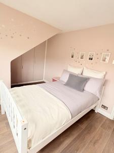 a bedroom with a large bed with white sheets and pillows at Marlow Family Retreat, Short Stroll into Town in Marlow +39 photos
