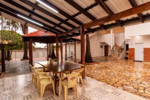 une salle à manger avec une table et des chaises en bois dans l'établissement Nana Suites, à Foz do Iguaçu