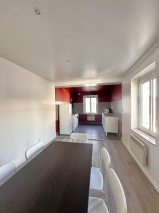 Una habitación con una mesa y sillas y una cocina. en Cozy and bright Perfect stay in Bischheim, en Bischheim