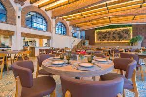 a dining room with a table and chairs at Hotel Oviedo Teotihuacán in San Martín de las Pirámides