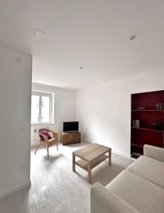 una sala de estar con un sofá y una mesa en Cozy and bright Perfect stay in Bischheim, en Bischheim