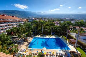 an overhead view of a swimming pool in a city at Apartamentos Masaru in Puerto de la Cruz