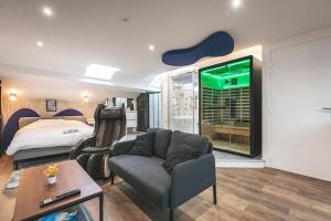 Postel nebo postele na pokoji v ubytování Loft Spa Sauna Hammam Hydromassage