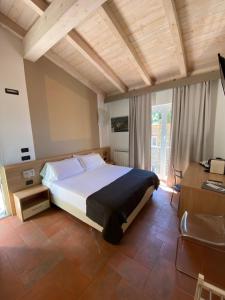 a bedroom with a large bed with a wooden ceiling at Locanda Ca Da Iride in Riomaggiore