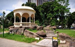 un belvédère dans un parc avec quelques rochers dans l'établissement Pousada Aconchegante COP30, à Belém
