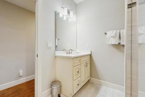 Stylish & sun-filled retreat with large patio & fireplace - near beaches & golf في فرناندينا بيتش: حمام مع حوض ومرآة +13 صورة