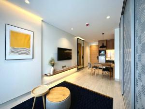 Η κουζίνα ή μικρή κουζίνα στο New apartments in a premium Laguna complex by the lake