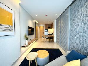 Μια τηλεόραση ή/και κέντρο ψυχαγωγίας στο New apartments in a premium Laguna complex by the lake