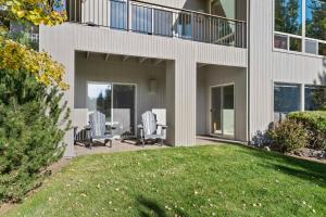 una casa con patio, sedie e terrazza di 11 Tournament home a Sunriver