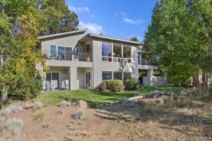 una grande casa bianca con cortile di 11 Tournament home a Sunriver
