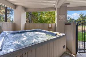 una grande vasca idromassaggio su un portico di 11 Tournament home a Sunriver