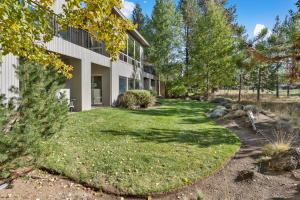 un cortile di fronte a un edificio di 11 Tournament home a Sunriver