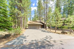 a driveway leading to a house in the woods at 14 Mt Hood Lane home in Sunriver