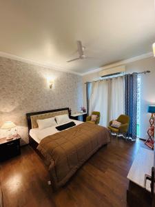 Postel nebo postele na pokoji v ubytování Skyline 1bhk Central Park Flower valley The Room