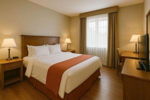 een hotelkamer met een groot bed en een raam bij Soklena Homestay 