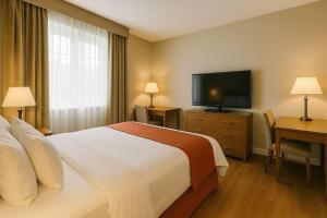 een hotelkamer met een bed en een flatscreen-tv bij Soklena Homestay 