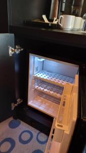 シェンナにあるCzarna Góra- Biała Perła z mini aneksem - 403の部屋の中にドアが開いたままの冷蔵庫