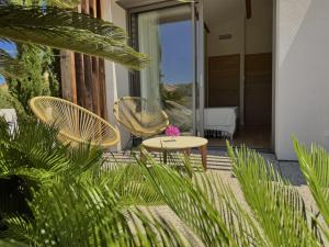 O grădină în afara Villa Balāo - Guesthouse Men Only - LGBT